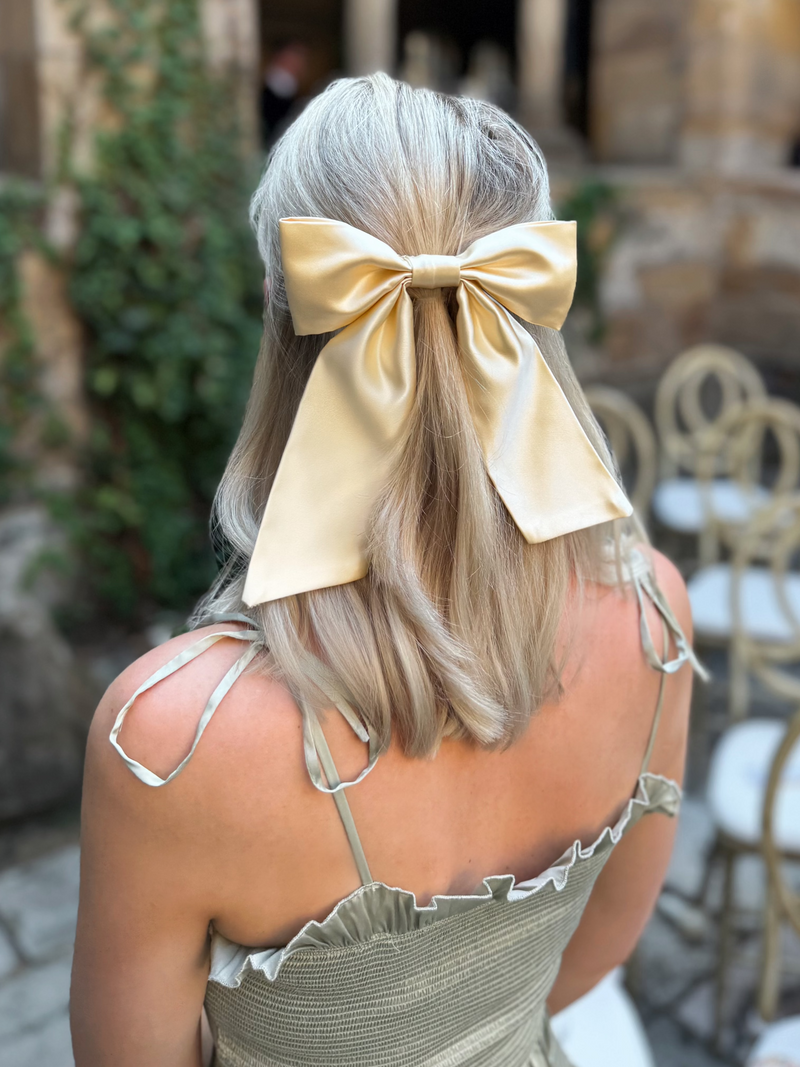 <tc>Adore silk hair bow in ivory</tc>